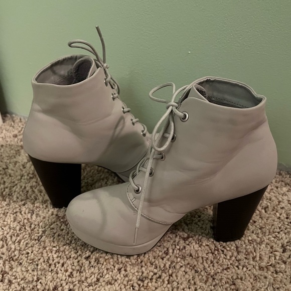 🐦 Light Grey Laceup Ankle Boots - Picture 2 of 8